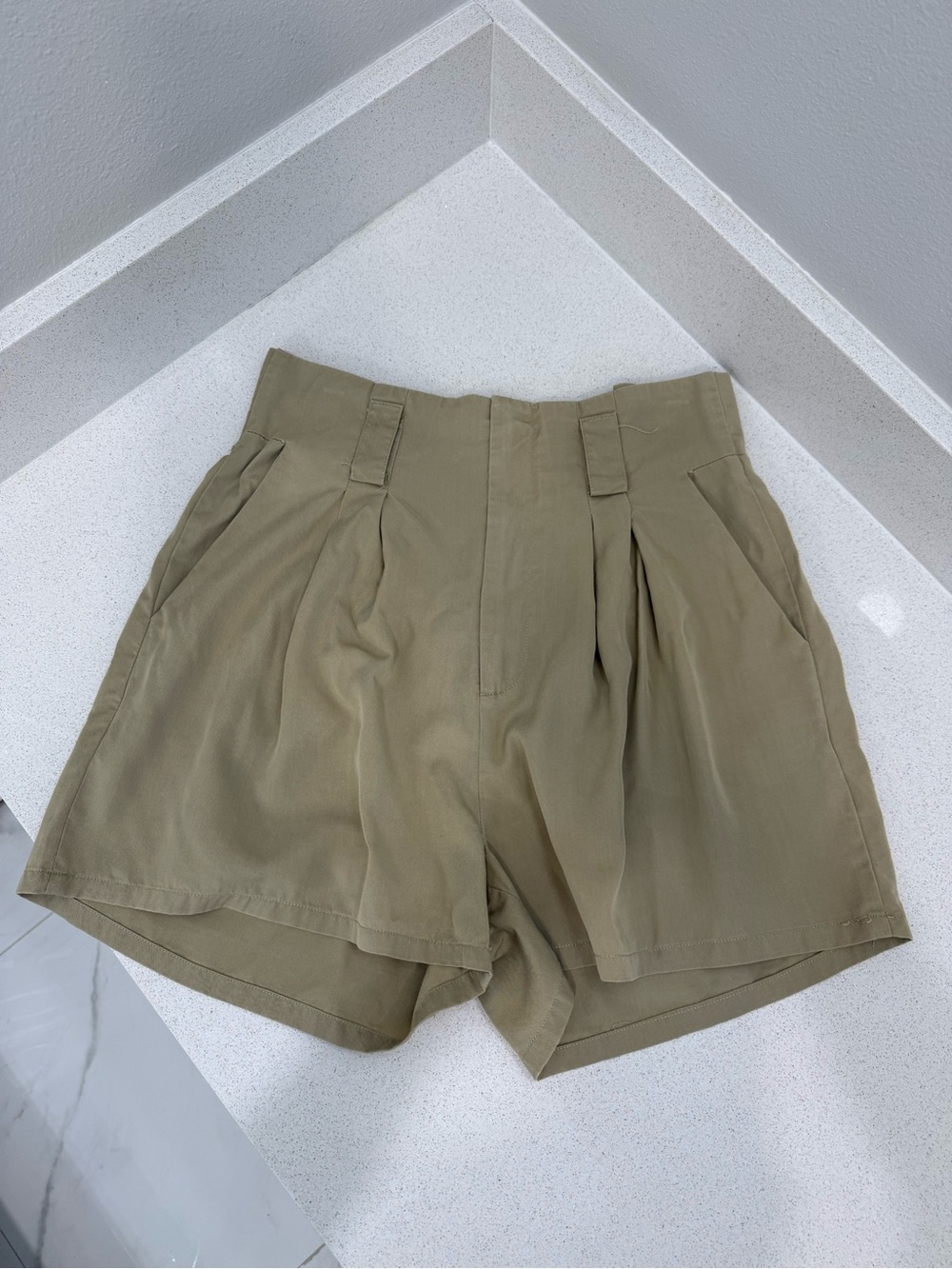 Women’s Lightweight High-Waist Pleated Short-Beige